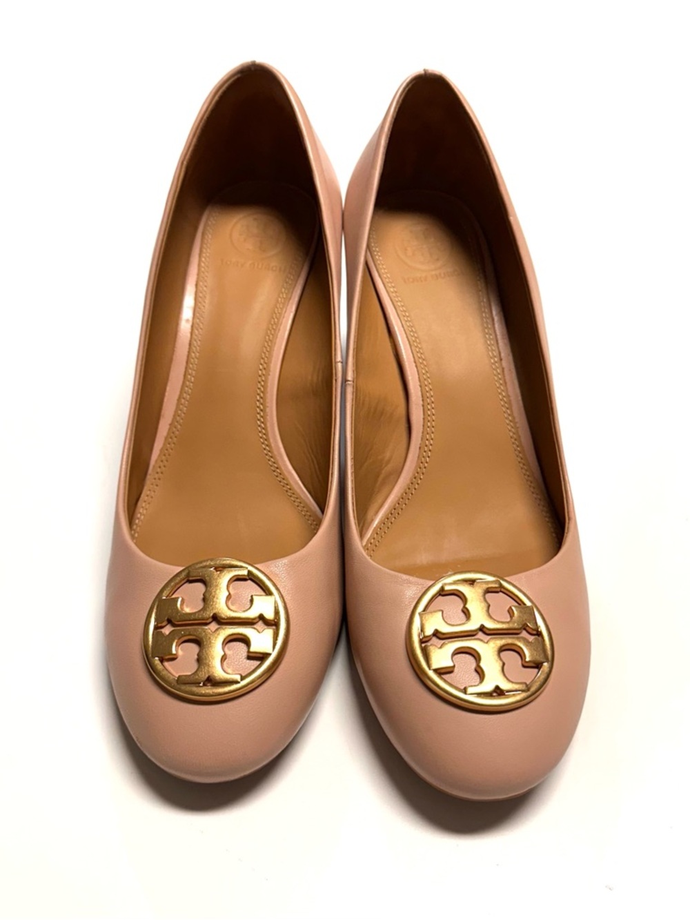 Tory Burch Caroline Wedge Pump Nude Leather Gold Logo Size 9.5
